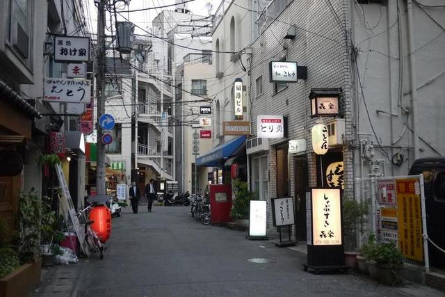 灰色城市老旧老旧的日本街道背景图片