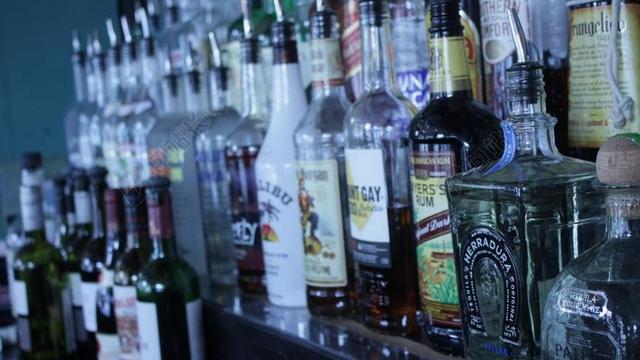 酒吧里的酒背景图片