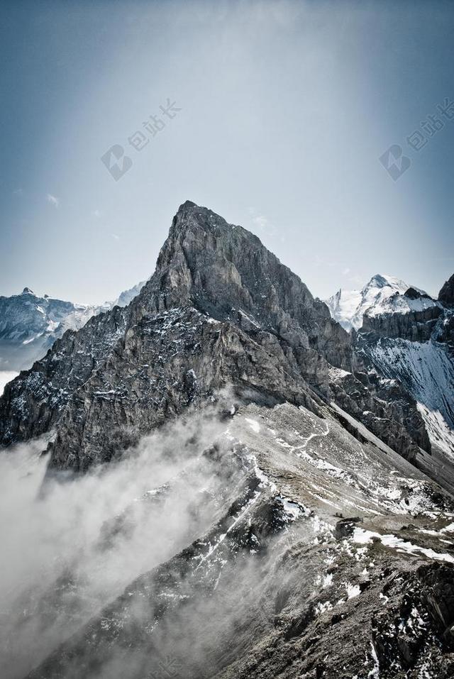 灰色的山峰背景图片
