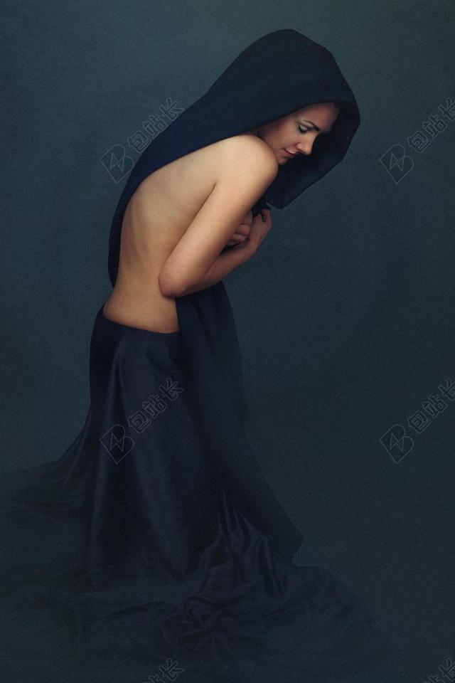 黄蓝人物美丽披着毛毯的女人写真摄影摆拍背景图片