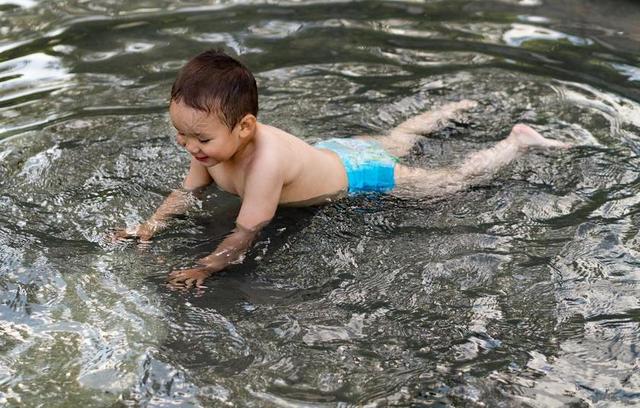 儿童 池 水 快乐 夏天 假期 休闲 孩子 游泳池 欢乐