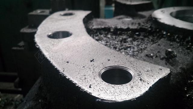 银色机械配件小孔平面机器配件背景图片