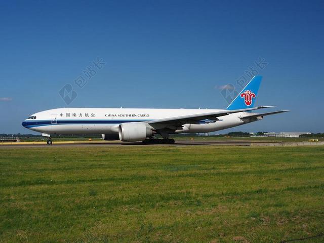 航空现代蓝天下草地上的飞机飞机航空背景图片