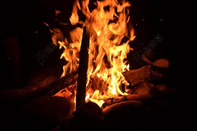黄黑光影暖色黑夜中燃烧的柴火火光光影背景图片