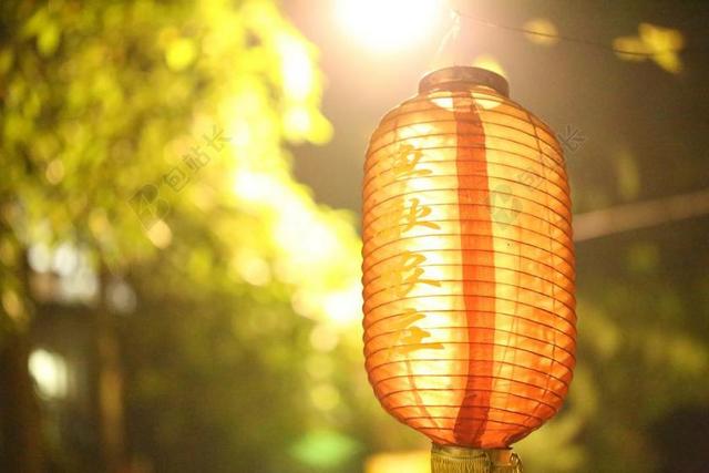 橙黄的灯光在灯笼中点亮了夜晚的明亮背景图片