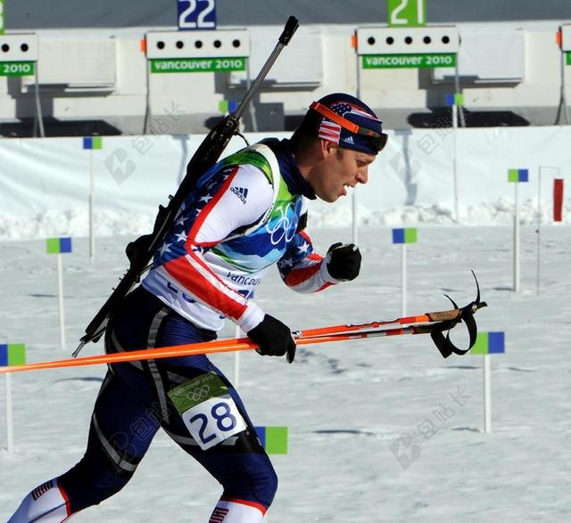冬季两项 竞争对手 运动员 滑雪 越野 步枪 运动 冬天