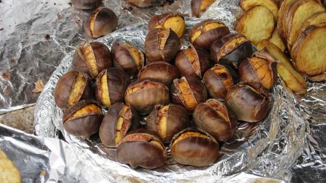 马洛尼 烤 铝箔 板栗 甜栗子 食品 吃