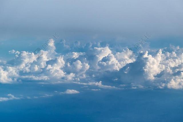 湛蓝色天空中分布白色的云朵代表了清新的空气背景图片