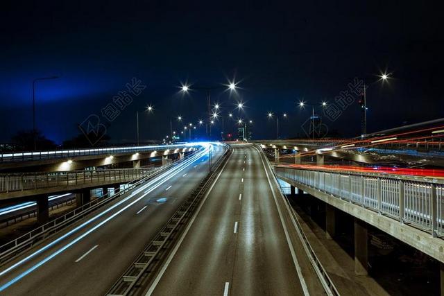 光影华丽黑夜间霓虹闪烁的公路交通夜景背景图片