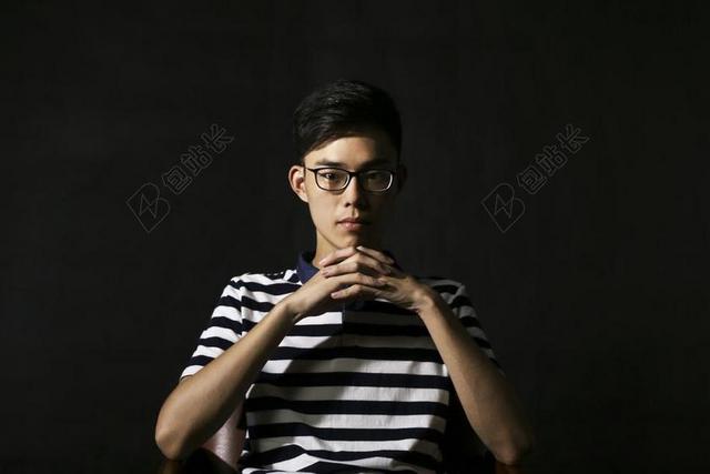 戴眼镜的青年背景图片
