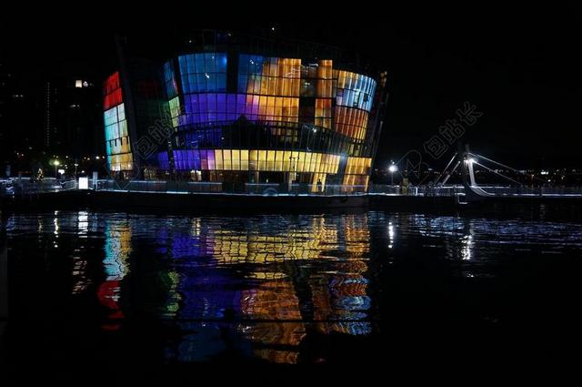 河边的体育馆背景图片