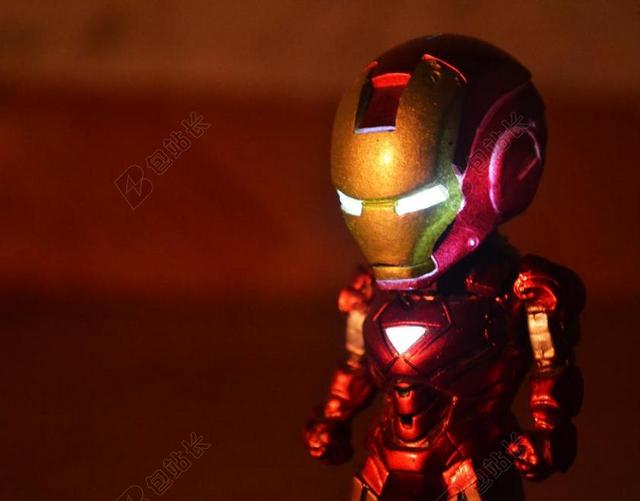 红色玩具写实灯光小机器人玩具手办模型背景图片