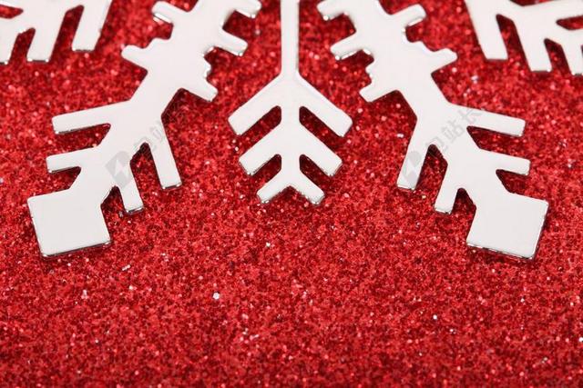 白红雪鲜明红色背景下的白色大雪花雪花圣诞庆祝背景图片