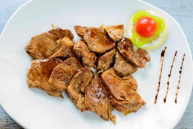 棕白食物有人餐盘里的肉块肉食菜肴食物背景图片