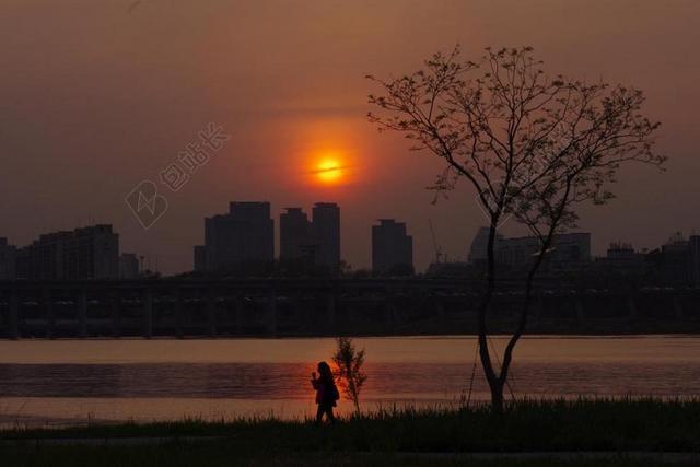 黄昏色自然日落景观河边背景图片