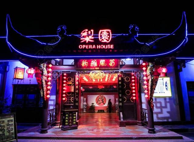 红黑建筑美丽黑夜间霓虹闪烁的房子建筑设计夜景背景图片