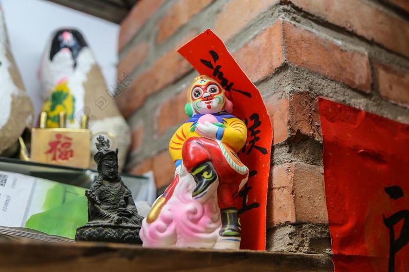 彩色摆饰特色桌面上的孙悟空模型摆件装饰背景图片