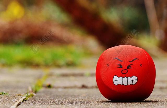 红灰玩具搞怪地面上的红色表情骰子玩具摆件背景图片