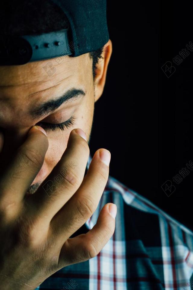 伤心的青年背景图片