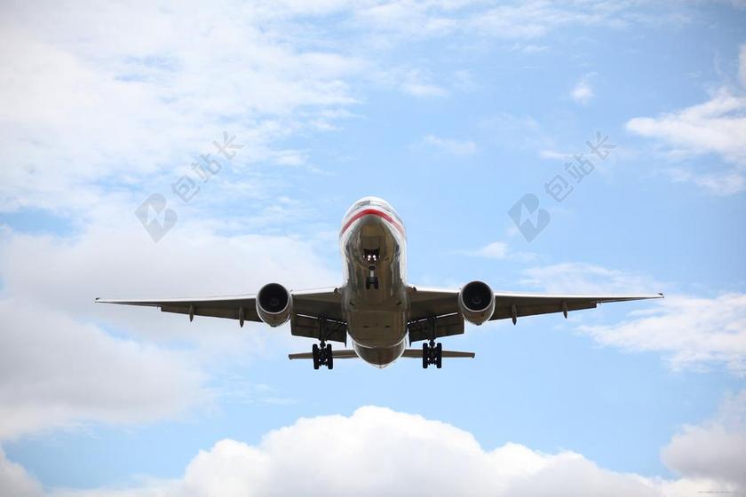 蓝色旅游天空中一架飞机飞行宣传图片