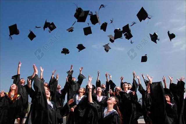 毕业季海报背景毕业	毕业季毕业季教育清新一群大学生在蓝天下向上抛学士帽学校图片