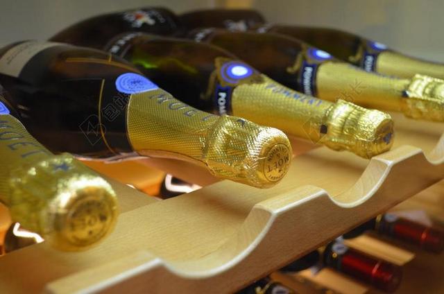 金色餐饮时尚葡萄酒整齐排列宣传背景图片