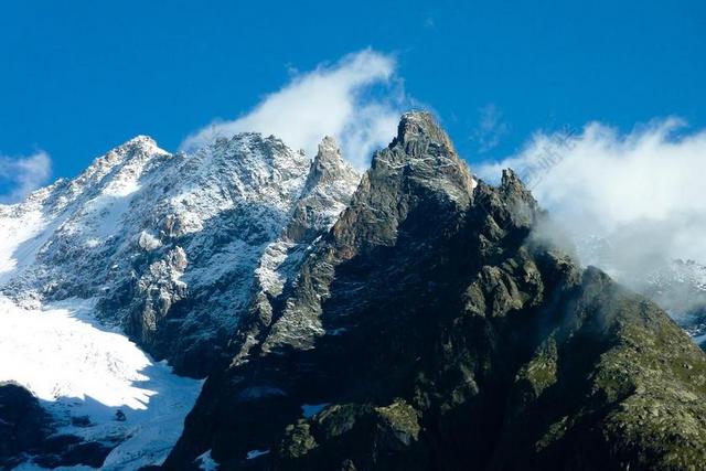 白色旅游壮观雪山蓝天白云背景图片