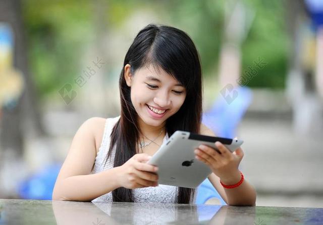 IPAD电子产品商务女孩公园背景图片