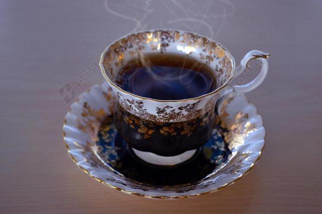 高档的精美茶杯和红茶背景图片