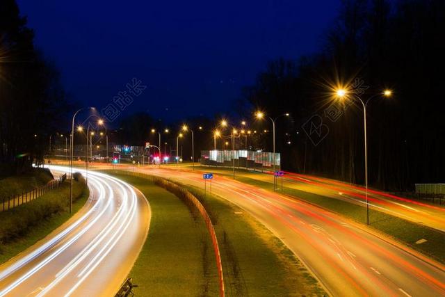夜晚城市道路霓虹灯灯红酒绿路灯背景图片