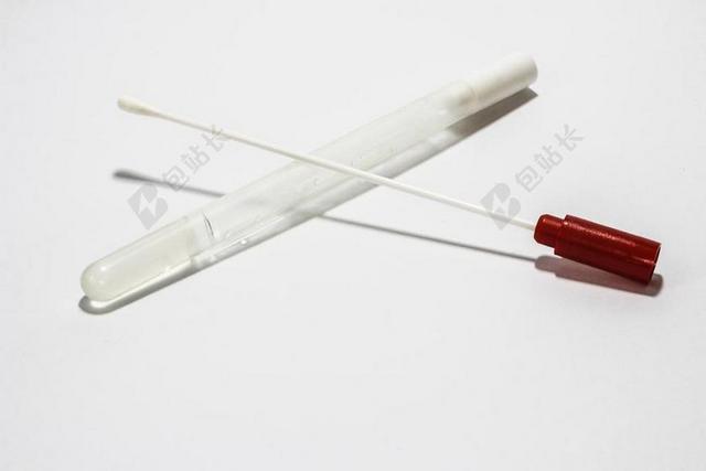白色医疗特写试管和棉签背景图片