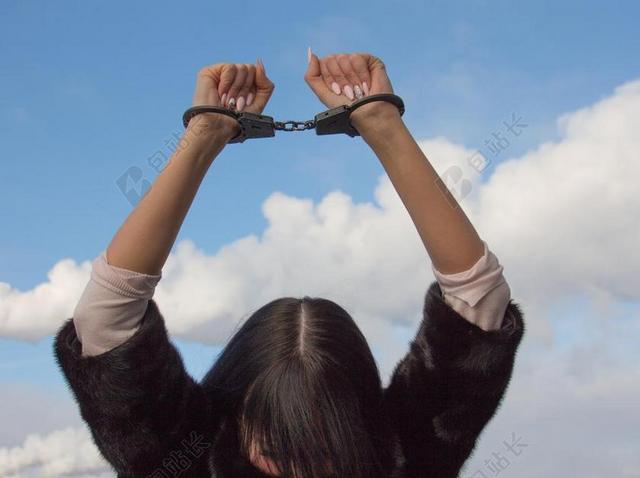 枷锁被捕的女子戴着手铐的女人宣传背景图片