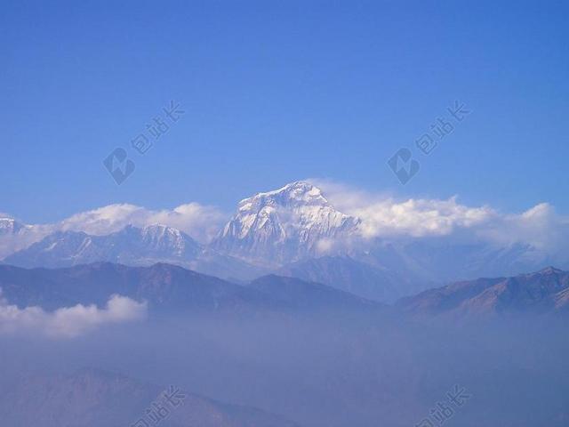 喜马拉雅山银色天空雪山之巅背景图片