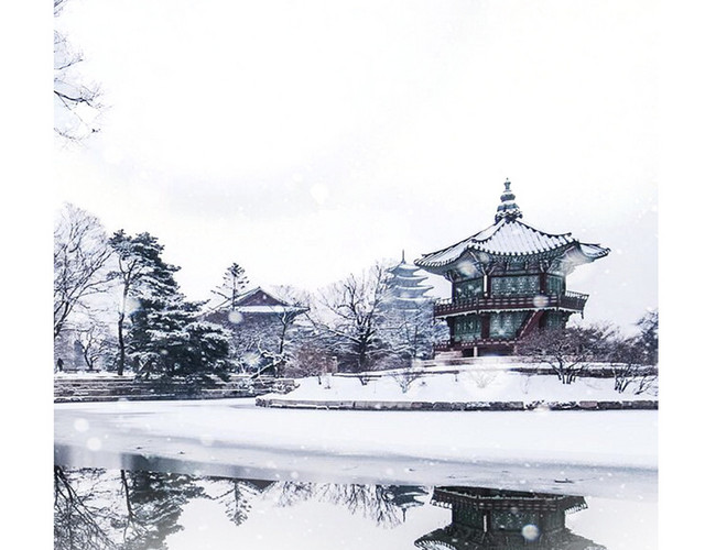 灰色雪地建筑亭子