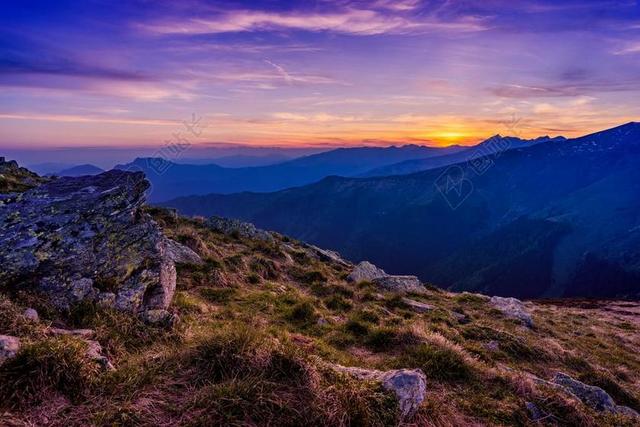 云 日出 金黄小时 草 高 徒步旅行 小山 景观 山 山峰
