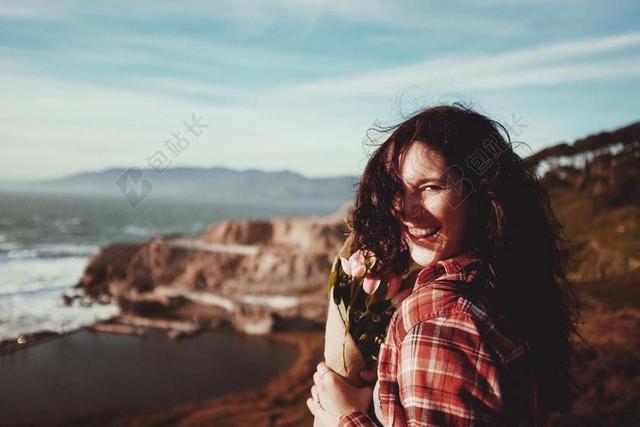 海边微笑的少女背景图片