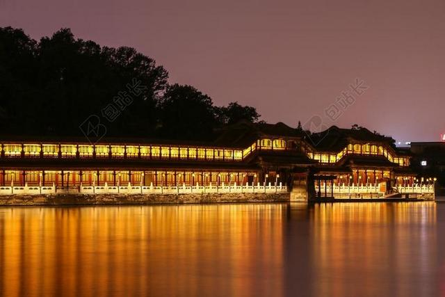 夜景灯光湖灯火反射华丽背景图片