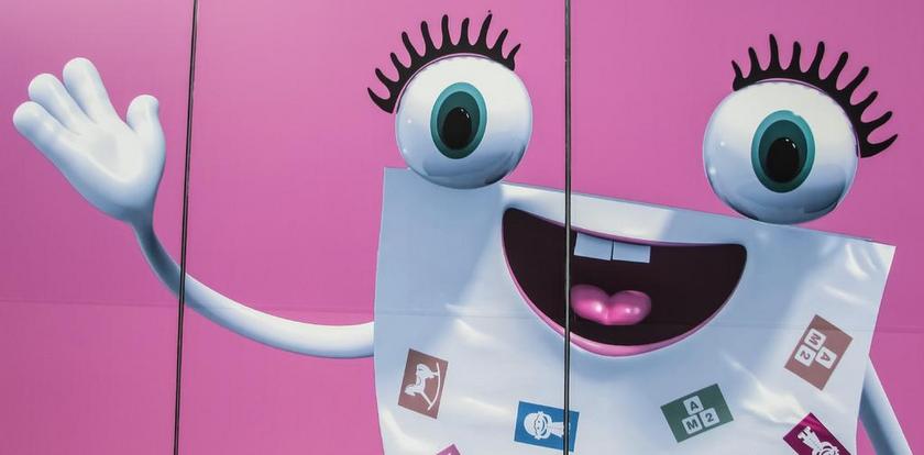 墙上的卡通海报背景图片