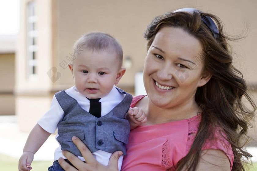 微笑的母亲和男孩背景图片