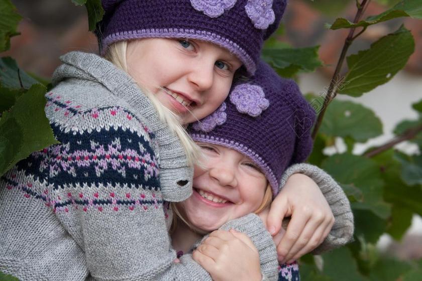 儿童 兄弟姐妹 拥抱