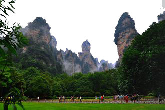 群山环绕的绿色草地