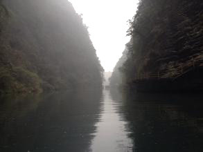 两座山之间的河流