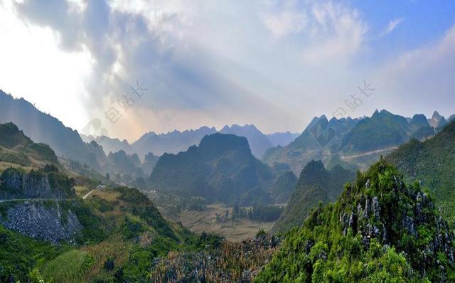 天空风景绿色高山背景图片