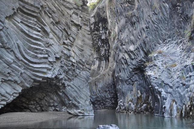 阿尔坎塔拉 西西里岛 墨西拿 洞穴 悬崖 岩浆岩