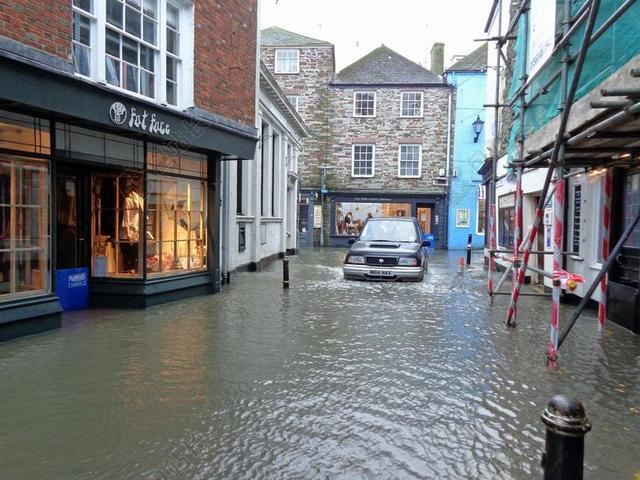 福 村 康沃尔郡 街 路 窄 洪水 水域 房子 建筑物