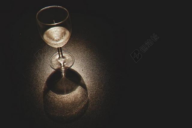 广告简约透明酒杯宣传背景图片
