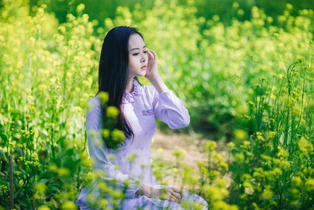 女孩绿色户外植物园艺背景图片