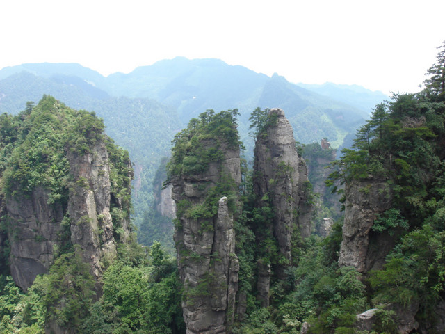 清晨朝气的山峰