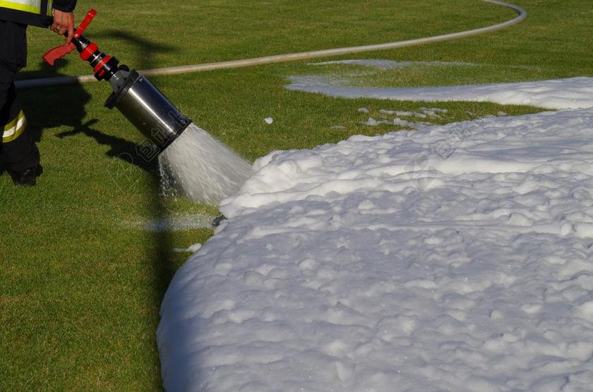 泡沫白色消防队员演练操作背景图片