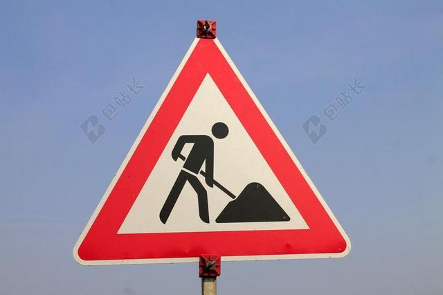 红色交通警示红色的道路施工牌背景图片